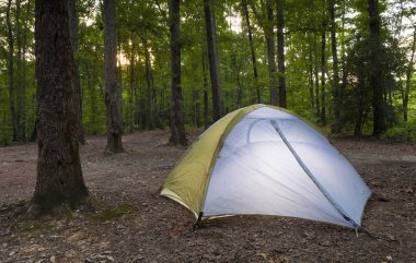 Gün batımında backpacking çadır