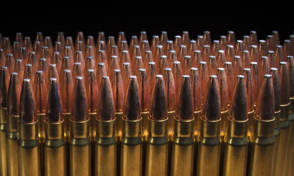 Nagy mennyiségű puska golyó a fekete háttér — Stock Fotó
