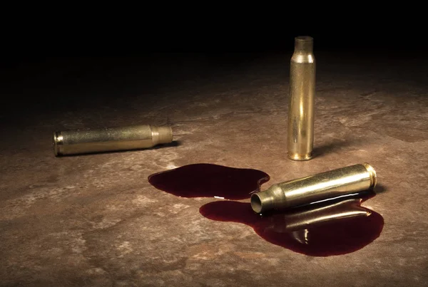 Boş Ar-15 cephane ve kan