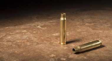 Bir katta iki boş Ar-15 kartuş