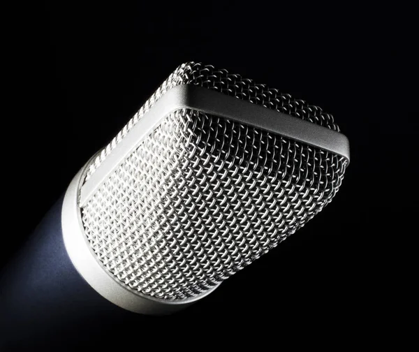 Metallmikrofon auf dunklem Hintergrund — Stockfoto