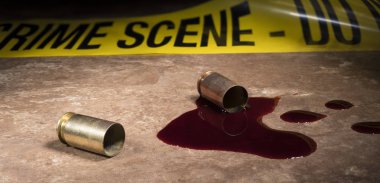 Suç mahalli şeridin arkasında boş tabanca pirinç ve kan