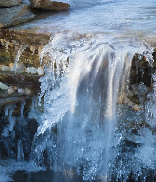 瀑布 stull 在冰上奔跑 — 图库照片