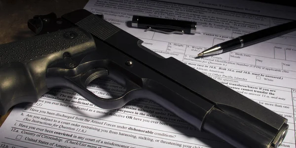 Handfeuerwaffe mit Einkaufspapier und Stift — Stockfoto