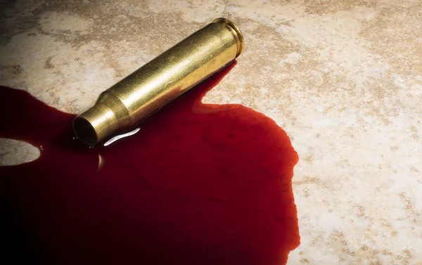 血で床に銃真鍮 — ストック写真