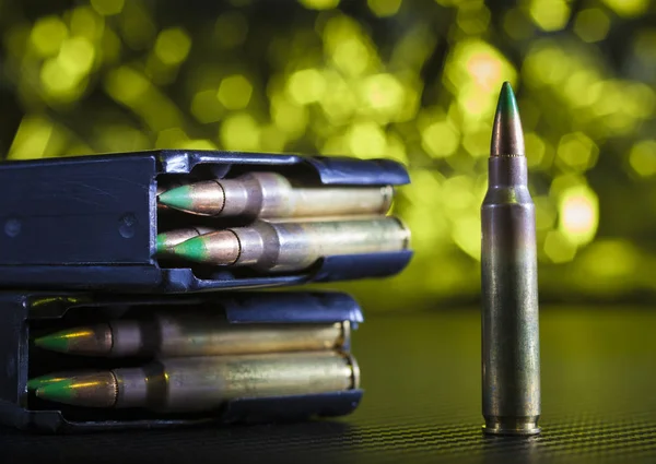 AR-15 munitie en tijdschriften met gele achter — Stockfoto