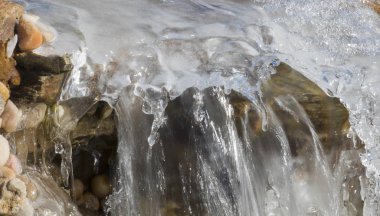 Şelale üzerinde buzlu