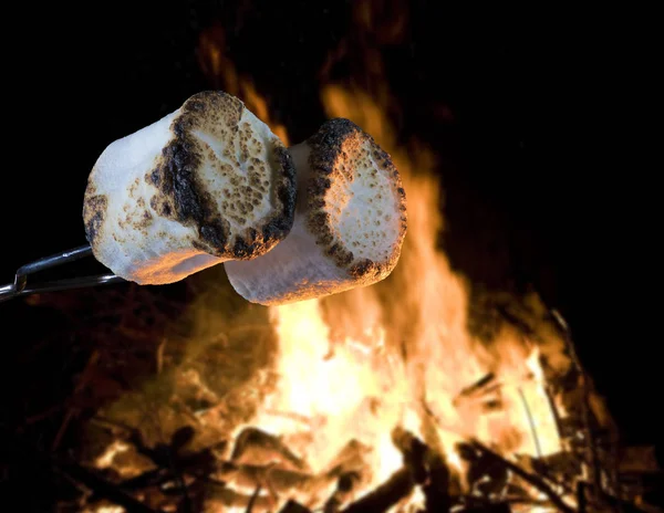 Varm lägereld och marshmallows — Stockfoto