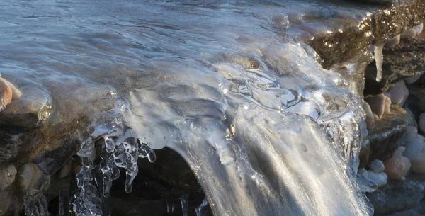 氷の下から入ってくる水 — ストック写真