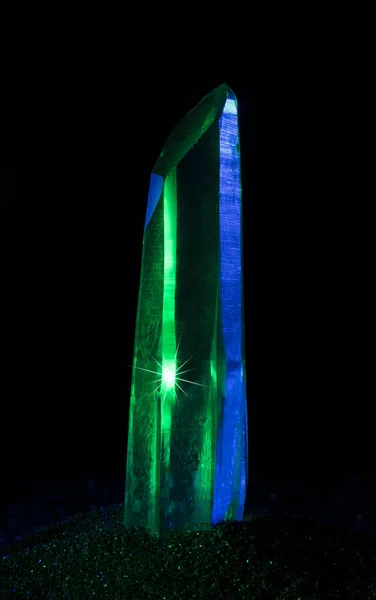 Кварцевый кристалл с синим и зеленым — стоковое фото
