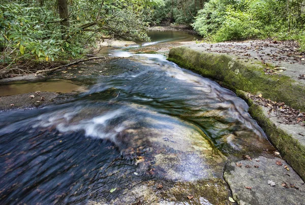 Schnell fließender Fluss in North Carolina — Stockfoto