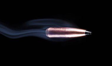 Arkadan dumanlar yükseliyor.