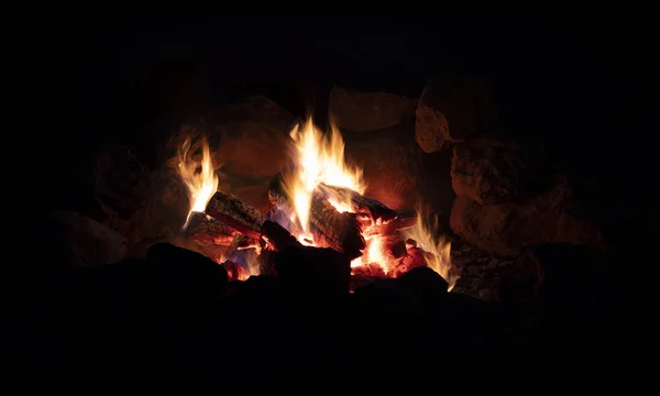 Warmes Lagerfeuer in der Nacht — Stockfoto