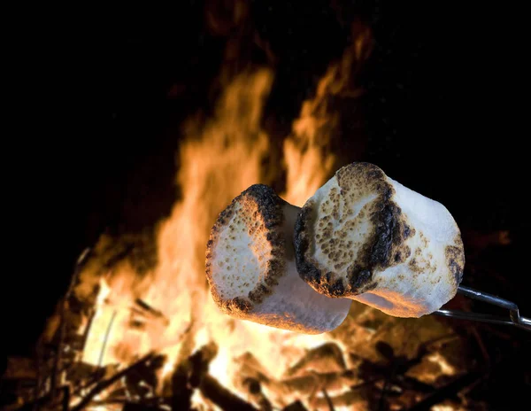 篝火上的棉花糖 — 图库照片