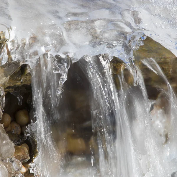 氷の下で流れる水 — ストック写真