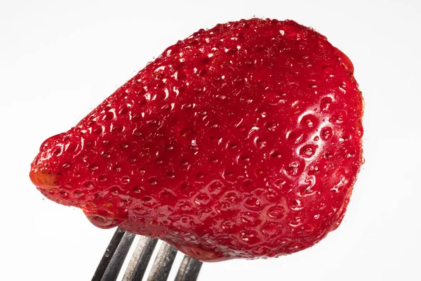 Fresa fresca en un tenedor — Foto de Stock