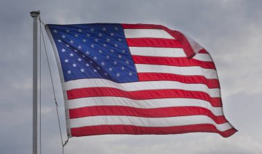 Rüzgarda dalgalanan Amerikan bayrağı