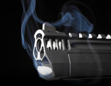 Silah namlusundan duman yükseliyor.