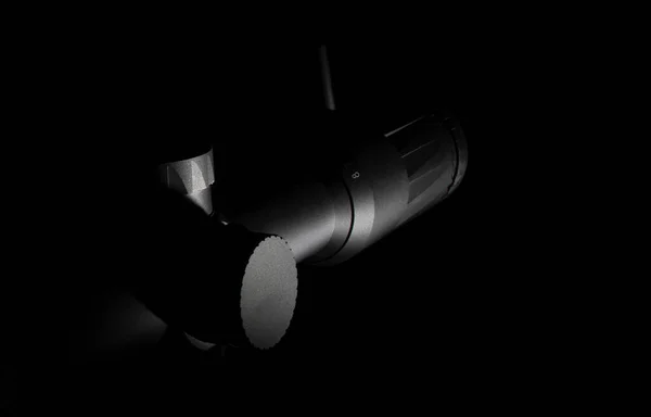 黑暗背景下的神秘步枪瞄准镜 — 图库照片