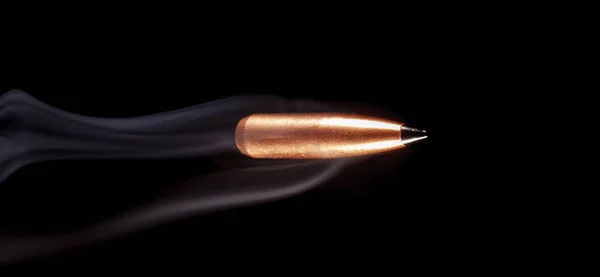 Polímero derrubado bala de cobre e fumaça — Fotografia de Stock