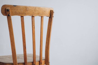 Beyaz arka planda tahta sandalye