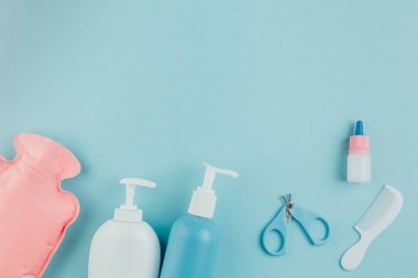 Çocuk bakım seti. Mavi arka planda bebek aksesuarları, üst manzara.
