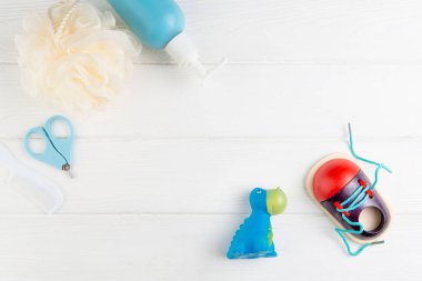 Spa ve banyo konsepti. Bebek banyosu seti ve beyaz arka planda oyuncaklar.
