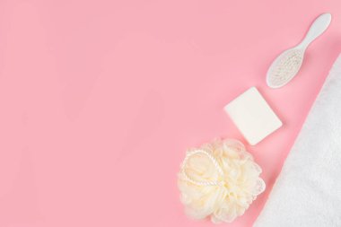 Yeni doğan çocuk bakımı. Hijyen aksesuarları ve pembe arka planda banyo..