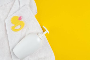 Bebeğim, yeni doğan çocuk bakım aksesuarları. Çocuk, sarı arka planda bebek sağlığı ürünleri var. çocuk bakımı kavramı