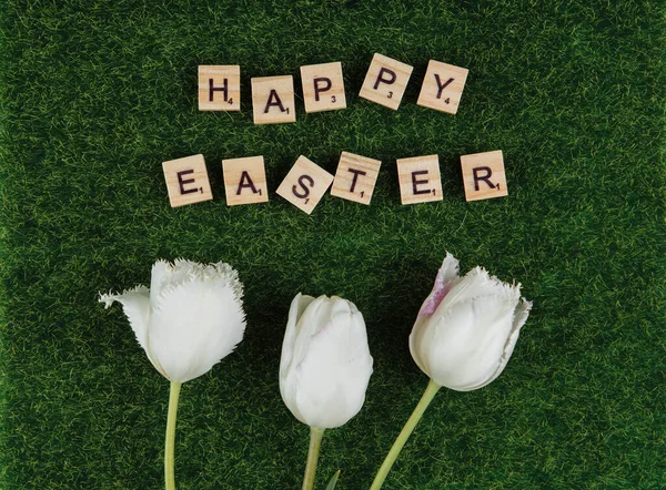 Wiosenna Koncepcja Napis Happy Easter Tulipany Tle Zielonej Trawy — Zdjęcie stockowe