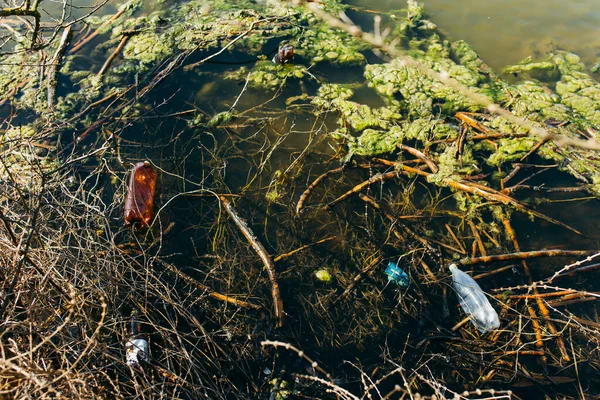 Plast Skräp Dammen Ett Miljöproblem Miljöföroreningar — Stockfoto