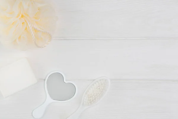 Spa ve banyo konsepti. Beyaz ahşap arka planda bebek banyosu. 