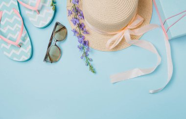 Yazlık konu fotoğrafçılığı. Şapka, terlik ve güneş gözlüğü.