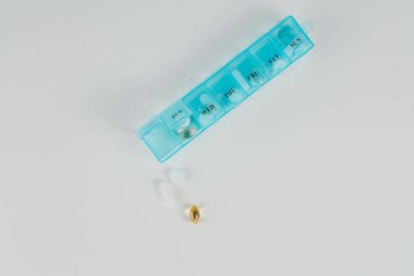 Hap organizatörü ve haplar etrafa saçılmış.