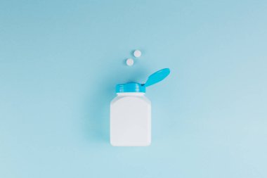 Haplar mavi arka plandaki şişeyi dağıttı.