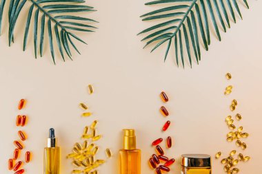 Eczacılıkla ilgili ilaçlar. Dağınık haplar ve şişeler