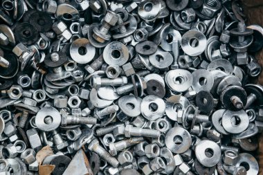 Bir yığın gümüş cıvata, vida ve fındık