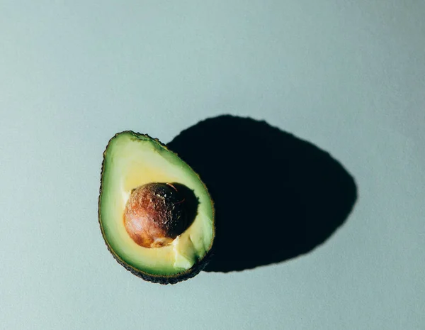 Food Fotografie Die Hälfte Der Avocado Auf Zyanischem Hintergrund — Stockfoto