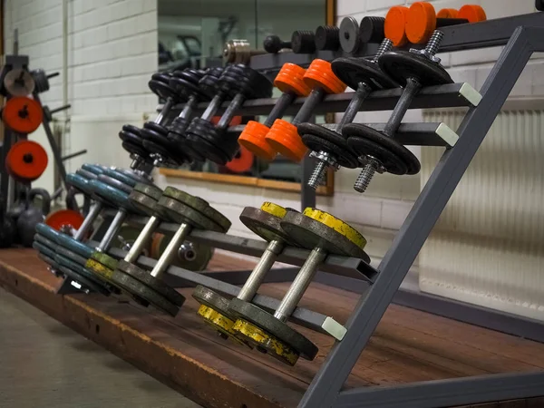 Nahaufnahme Vieler Metall Retro Hanteln Auf Rack Fitness Studio Center — Stockfoto