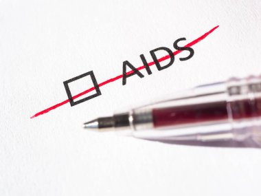 Sorum var. Kırmızı kalem ve beyaz kağıdın üzerinde işaret olan yazıtlar. Yakın plan arkaplan. Yüksek kaliteli makro fotoğrafçılık.