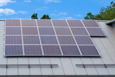 Alternatif enerji için çatıdaki mavi güneş panellerini kapatın. Yenilenme enerji sistemi elektrik üretimi. Fotovoltaik güneş panelleri. Geçmişin ya da duvar kağıdın için iyi bir karar..