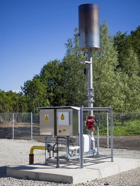 Sıvılaştırılmış gazı soğutmak için elektrik tesisatı. Gaz ürün işleme kompleksinin elementi. Açık ve izole edilmiş bir alanda. Gaz-elektrik tesisatı. Yakın plan..