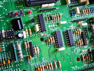 İşlemci ve birçok entegre elektrik bileşeniyle basılı elektronik devre kartının yakın çekimi. Nanoteknoloji donanım sistemi. Modern dijital bilim konsepti. İşlemci kaynak ya da PCB 'de monte edildi.