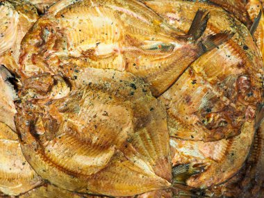 Güzel kahverengi füme balık. Tütsülenmiş balığa yakın çekim. Çeşitli göl ve deniz balıkları. Lezzetli ve sağlıklı yiyecekler. Pazarda satılık..