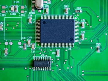 İşlemci ve birçok entegre elektrik bileşeniyle basılı elektronik devre kartının yakın çekimi. Nanoteknoloji donanım sistemi. Modern dijital bilim konsepti. İşlemci kaynak ya da PCB 'de monte edildi.