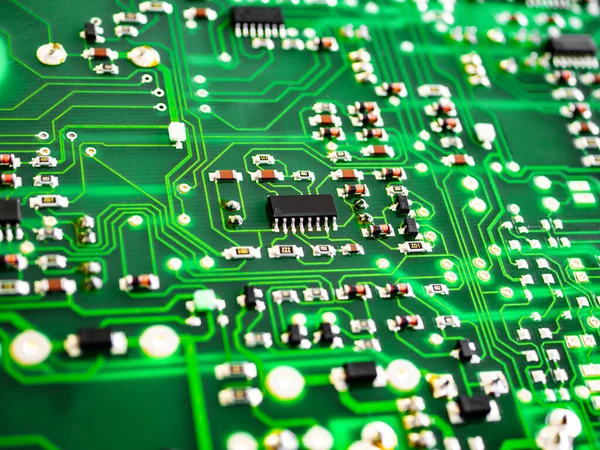 プロセッサと多くの統合された電気部品と印刷された電子回路基板のクローズアップ ナノテクノロジー ハードウェア システム 現代のデジタル科学の概念 Pcb上でのCpu溶接又は組立 — ストック写真