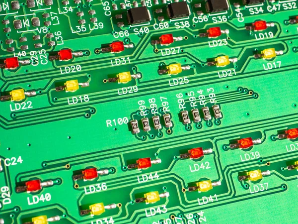 LED ve birçok entegre elektrik bileşenli baskılı elektronik devre kartına yakın çekim. Nanoteknoloji donanım sistemi. Modern dijital bilim konsepti. İşlemci kaynak ya da PCB 'de monte edildi.