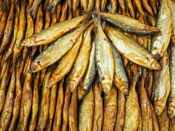 Güzel kahverengi füme balık. Tütsülenmiş balığa yakın çekim. Çeşitli göl ve deniz balıkları. Lezzetli ve sağlıklı yiyecekler. Pazarda satılık..