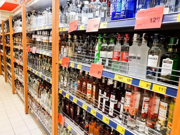 RAK, ESTONIA, 05 ARALIK 2018: Alkol dükkanı MAXIMA. Birçok farklı renkte içki şişeleri mağaza raflarında satılıktır. Tatili kutlamak için fikir kavramı.