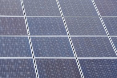 Alternatif enerji için çatıdaki mavi güneş panellerini kapatın. Yenilenme enerji sistemi elektrik üretimi. Fotovoltaik güneş panelleri. Geçmişin ya da duvar kağıdın için iyi bir karar..